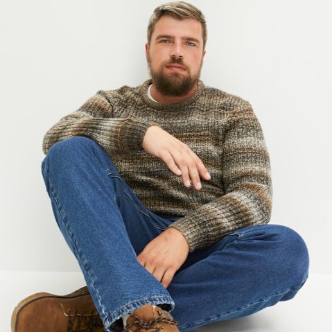 Gemütlicher Strickpullover in Erdtönen kombiniert mit einer klassischer Jeans.