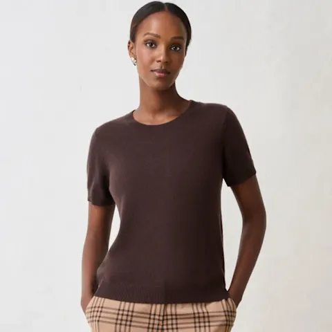 Dunkelbrauner Kurzarm-Pullover und karierte Hose.