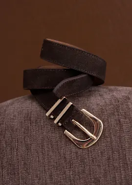 Ein stilvoller, dunkelbrauner Wildledergürtel mit glänzender goldener Schnalle. Perfektes Accessoire.