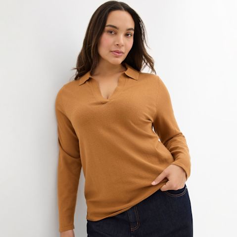 Brauner Pullover mit V-Ausschnitt und Kragen, kombiniert mit dunkler Jeans.