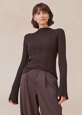 Ein brauner Rollkragenpullover mit Rippenmuster.