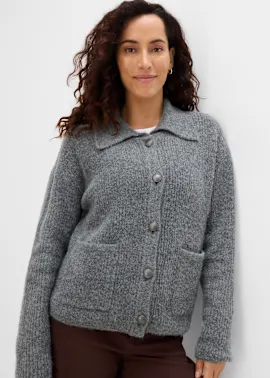Eine warme, graue Strickjacke mit Kragen, Knöpfen und aufgesetzten Taschen.