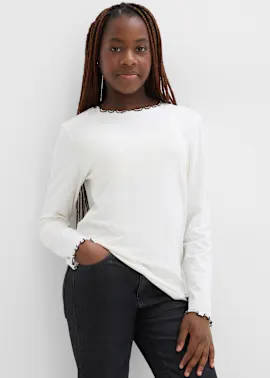 Cremeweißes Langarmshirt mit schwarzem Wellensaum.