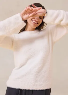Flauschiger weißer Pullover.