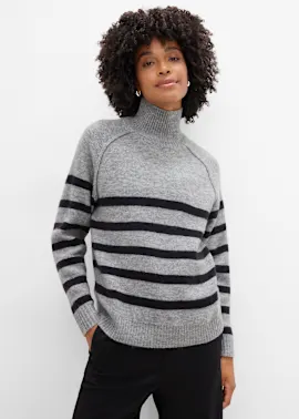 Eleganter grauer Rollkragenpullover mit schwarzen Streifen und schlichte schwarze Hose.