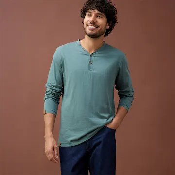 Langärmliges mintgrünes Henley-Shirt mit Knopfleiste.