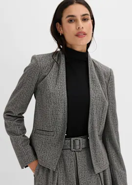 Grauer strukturierter Blazer, schwarzer Rollkragen und passende Hose mit Gürtel.