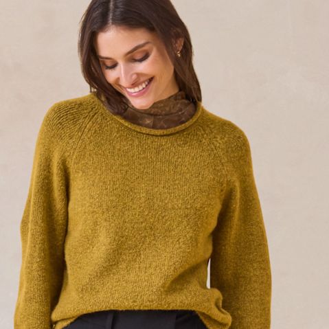 Grüner Pullover mit Rundhalsausschnitt.