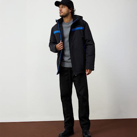 Sportliche Winterjacke in Schwarz mit blauen Akzenten, dazu graues Shirt und schwarze Hose.