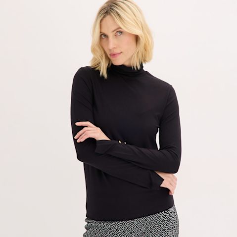 Schwarzes Rollkragenshirt mit langen Ärmeln.