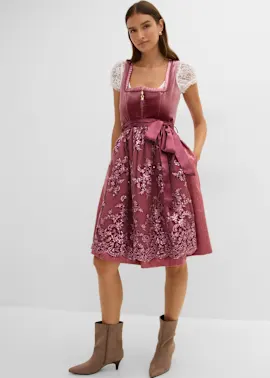 Elegantes altrosafarbenes Samtdirndl mit Spitze und passender Schürze, dazu modische Stiefeletten.