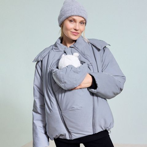 Graue Umstandsjacke und gemütliche Mütze für kalte Tage.
