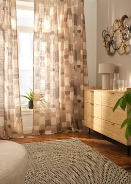 Vorhänge mit geometrischem Muster in Beige.