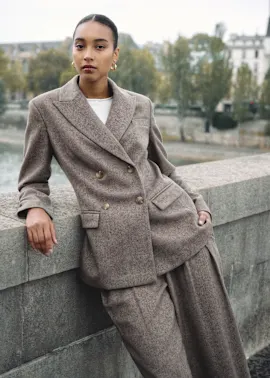 Ein eleganter brauner Blazer mit weiten Hosen.