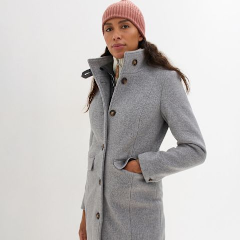 Eleganter grauer Wollmantel, braune Mütze und Schal.