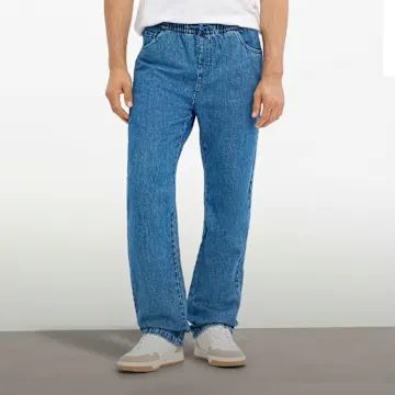 Lässige Jeanshose mit elastischem Bund, dazu weißes T-Shirt und bequeme Sneakers.