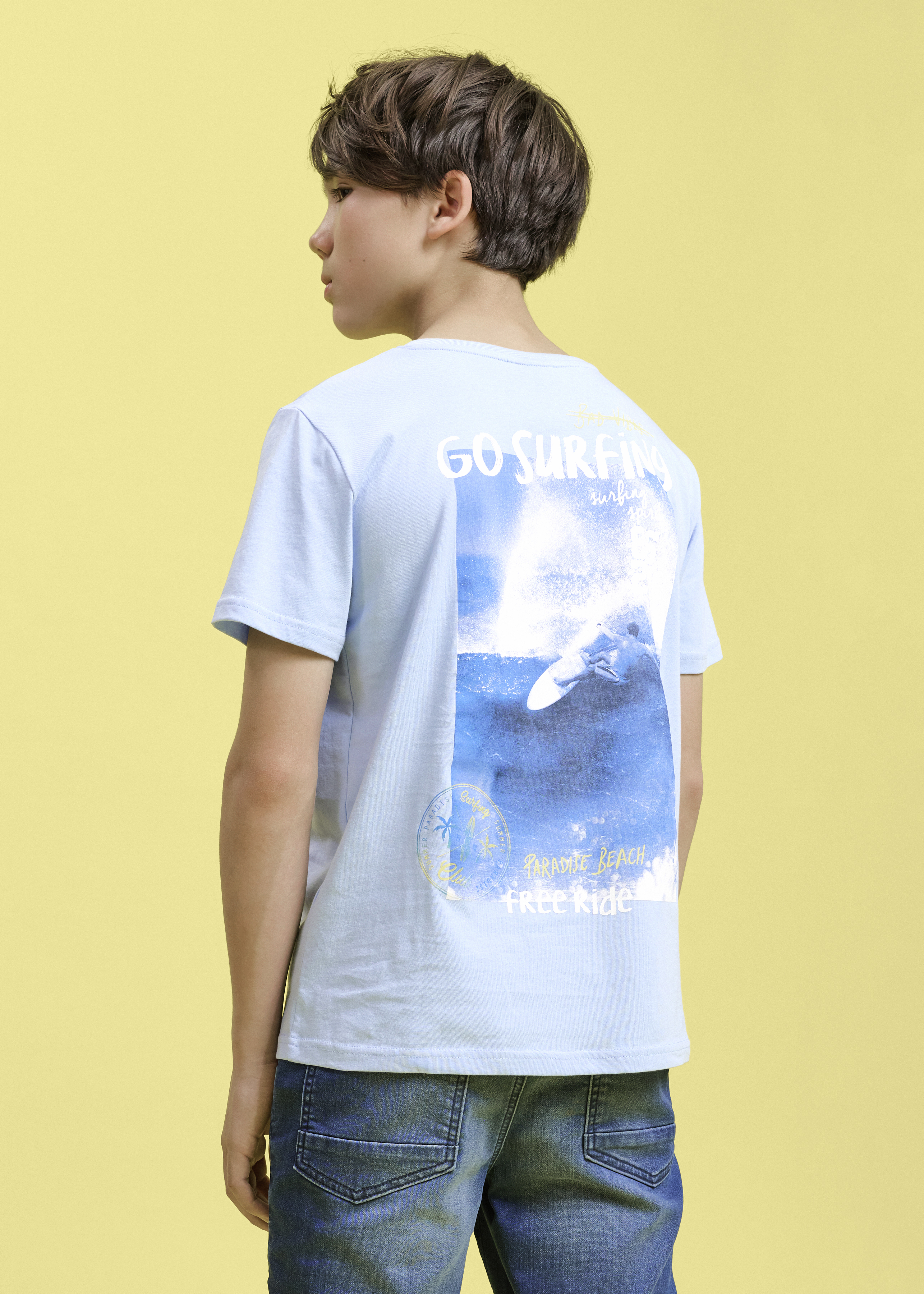 Helles blaues T-Shirt mit Surfer-Print.
