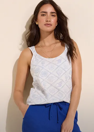 Maritimes Tanktop mit Muscheln und blaue Hose – perfekt für warme Tage.