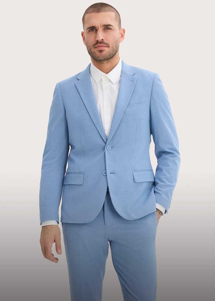 Ein hellblauer Anzug mit passender Hose, kombiniert mit einem weißen Hemd.