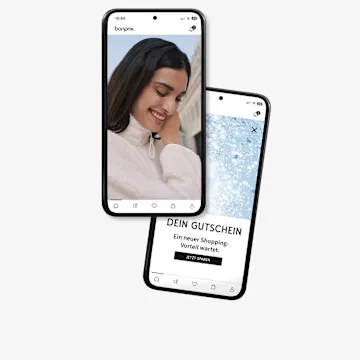 Ein weißer, kuscheliger Strickpullover mit hohem Kragen auf dem Smartphone.