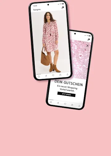Frau trägt rosafarbenes Kleid mit Blumenmuster und braune Handtasche auf dem Smartphone.
