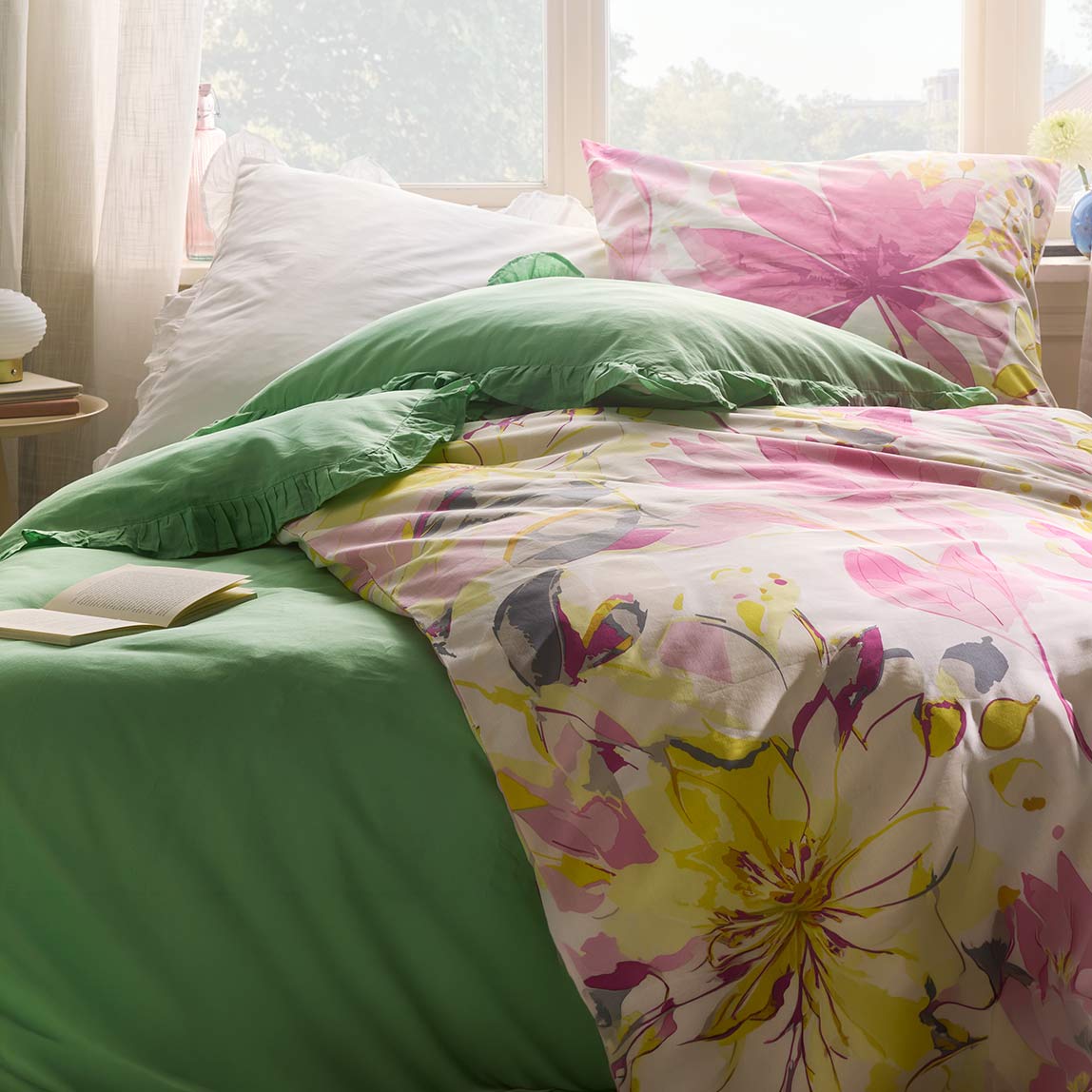 Frühlingsafte Bettwäsche in grün und mit Blumen.