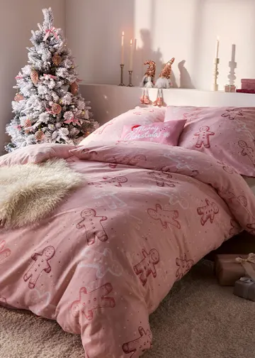 Rosafarbene Weihnachts-Bettwäsche.