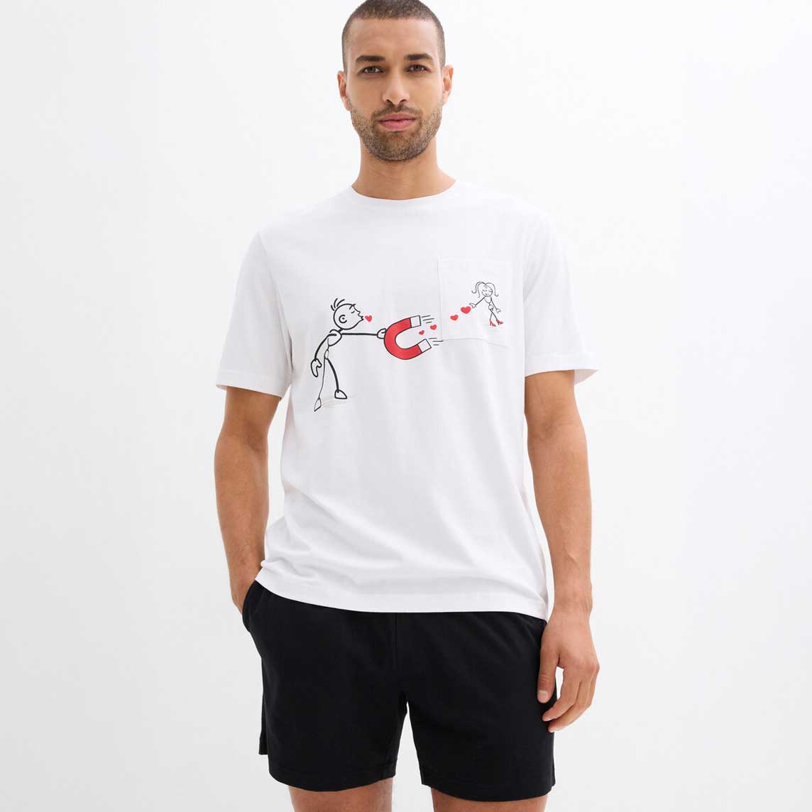 Shorty  mit weißem T-Shirt mit kreativem Aufdruck.