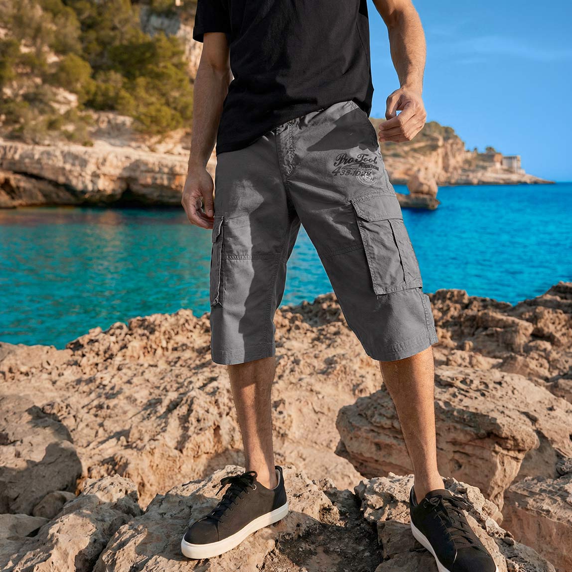 Praktische graue Cargo-Bermuda und schwarzes T-Shirt.