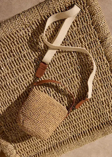 Diese Strohtasche und der leichte Gürtel sind perfekte Sommeraccessoires.