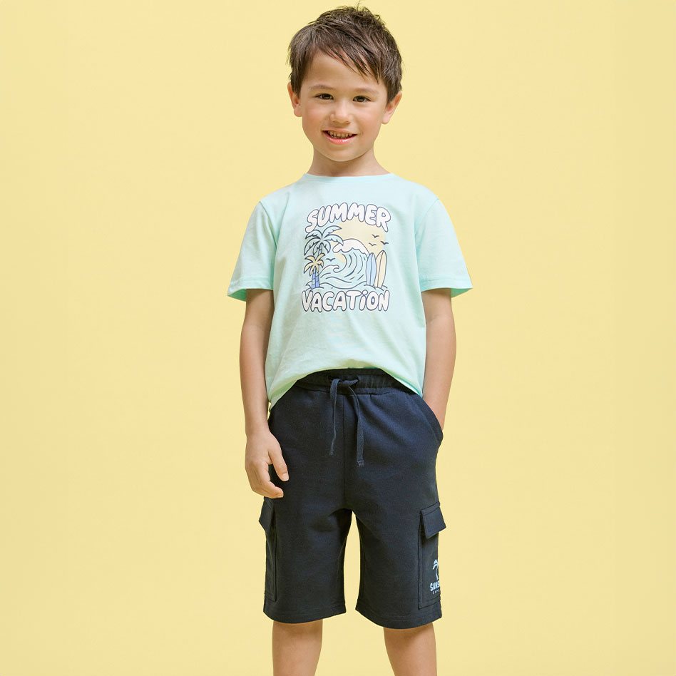 Mintfarbenes T-Shirt mit "Summer Vacation" Aufdruck.
