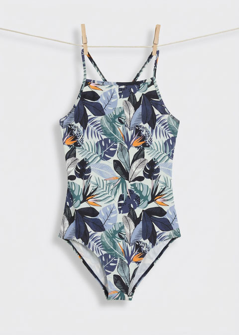 Zwei Bikinisets in Blau und Weiß mit Streifen. 