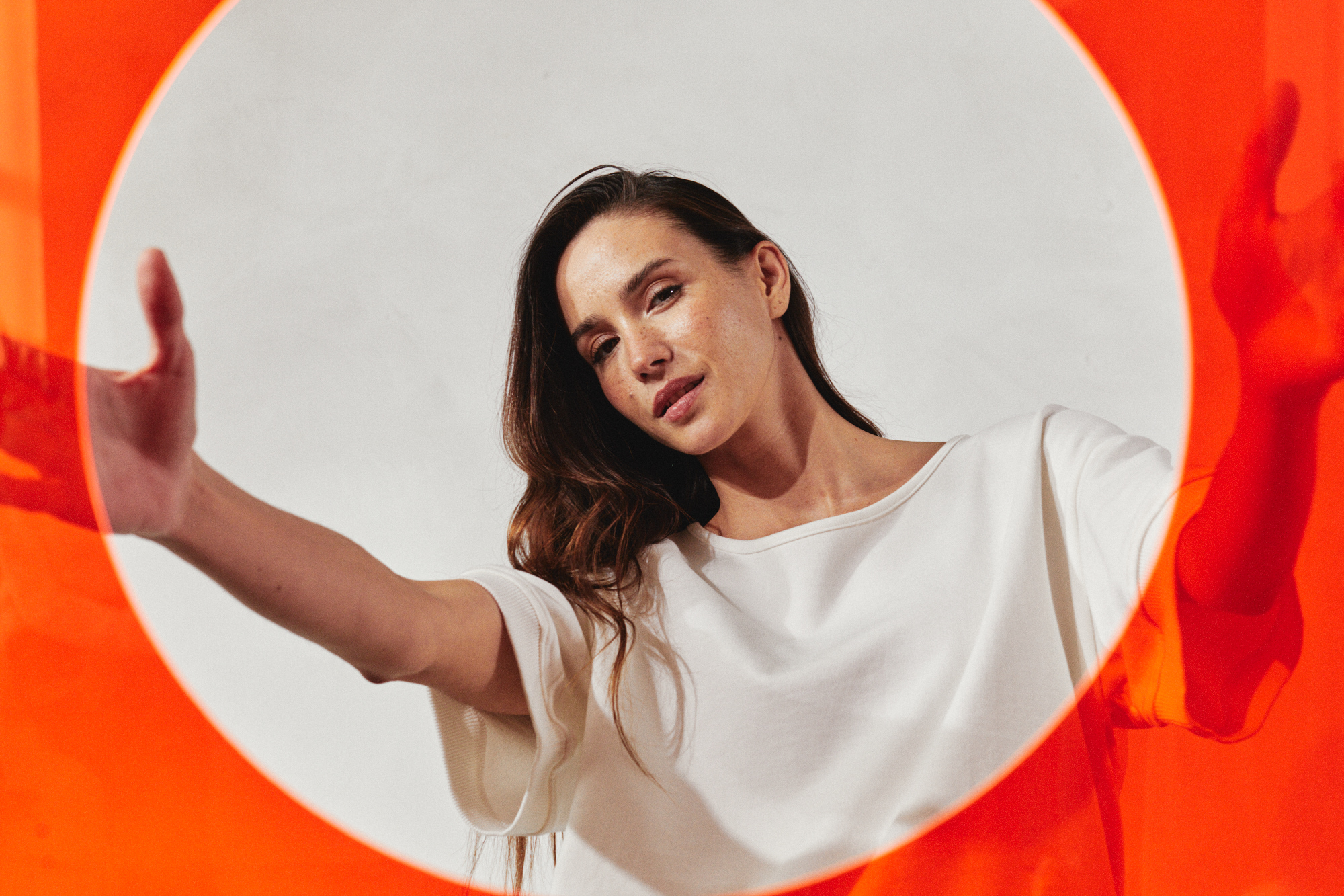 Lockeres weißes Oberteil mit weiten Ärmeln. Lässiger, entspannter Look für den Sommer.