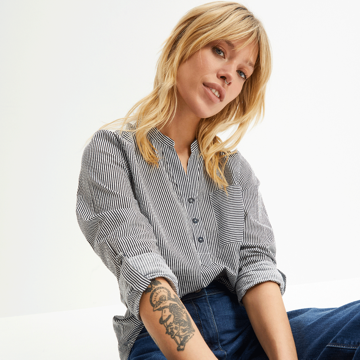 Gestreifte Bluse kombiniert zur Jeans.