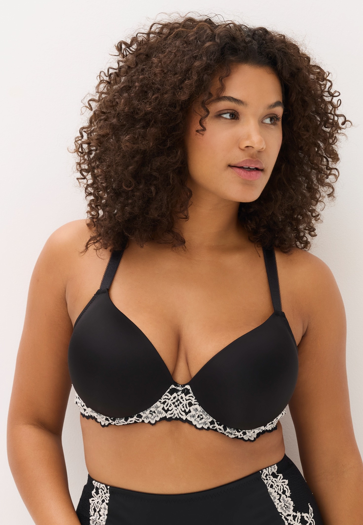 Eleganter schwarzer BH mit weißer Spitze
