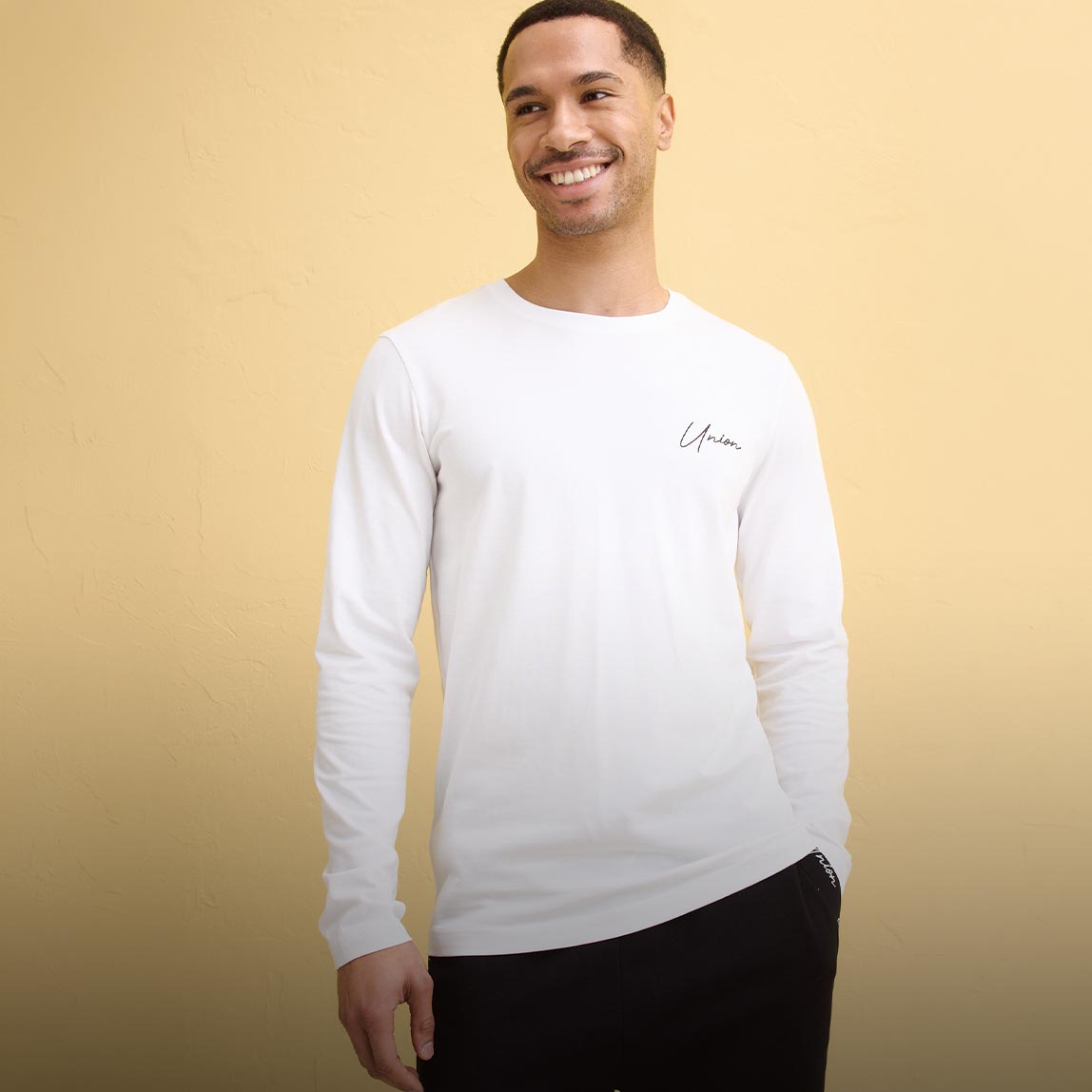 Schlichtes weißes Langarmshirt mit kleinem Logo.