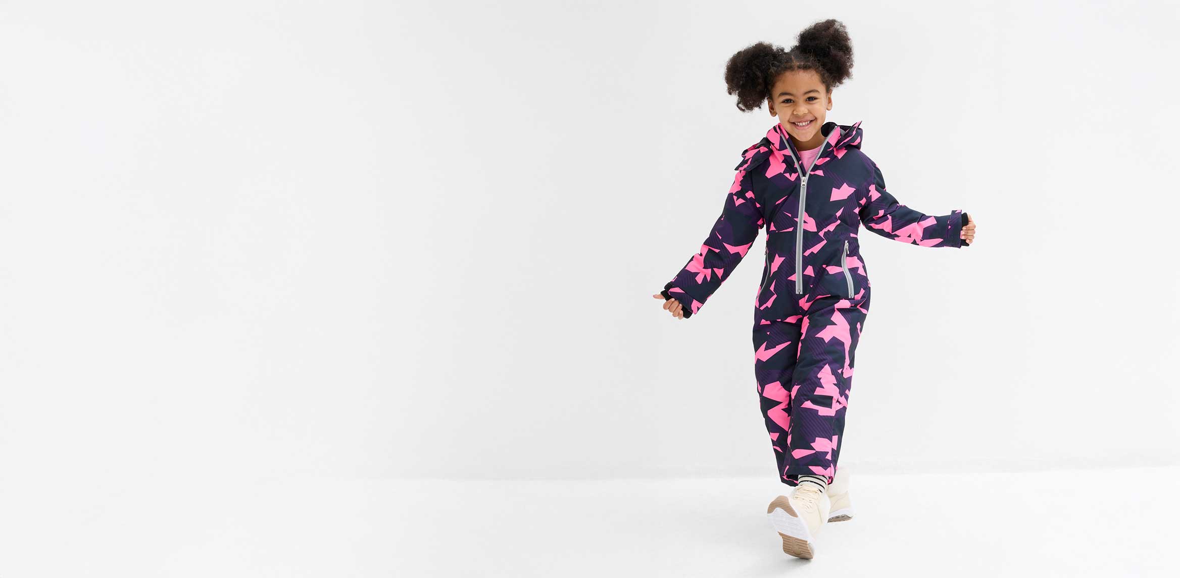 Kleines Mädchen im Schneeanzug.