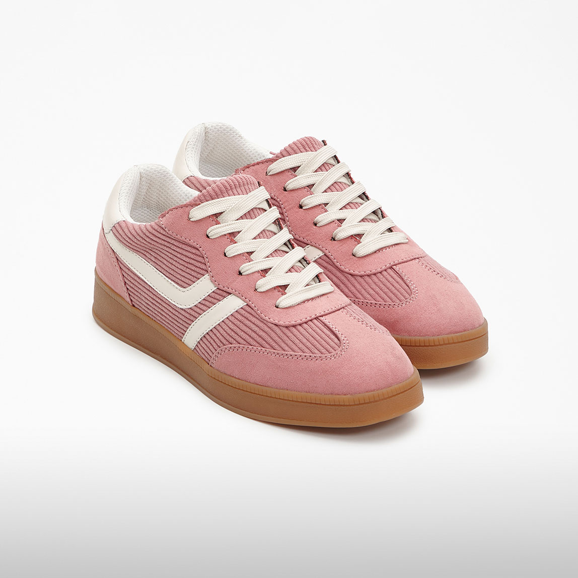 Rosa Sneaker mit weißen Streifen und Schnürsenkeln auf hellem Hintergrund.