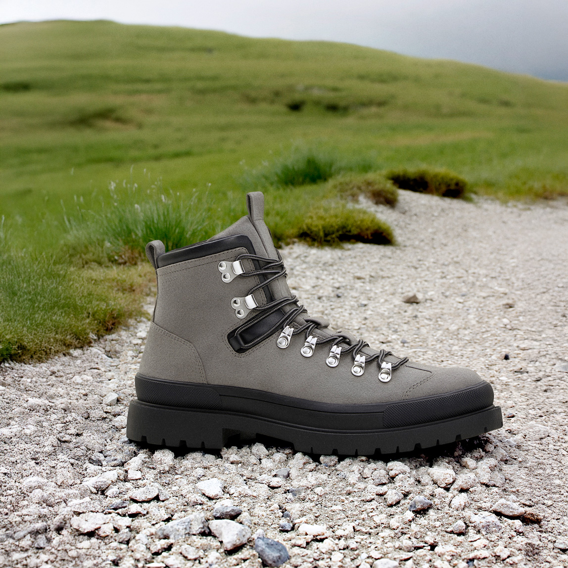 Robuster grauer Wanderstiefel mit schwarzer Sohle.