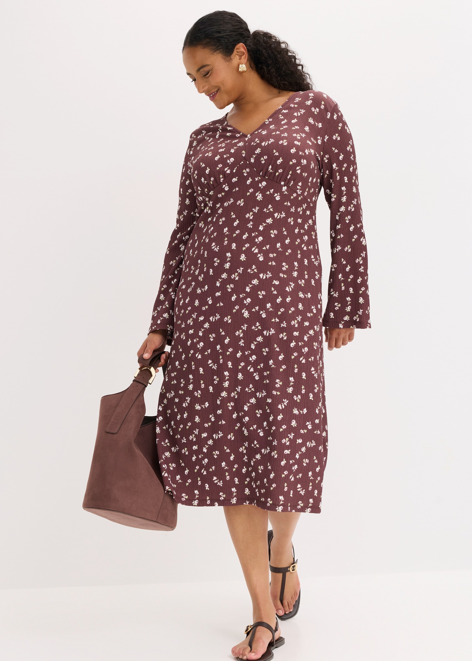 Wunderschönes weinrotes Midikleid mit Blumenmuster, kombiniert mit passender Tasche und Sandalen.