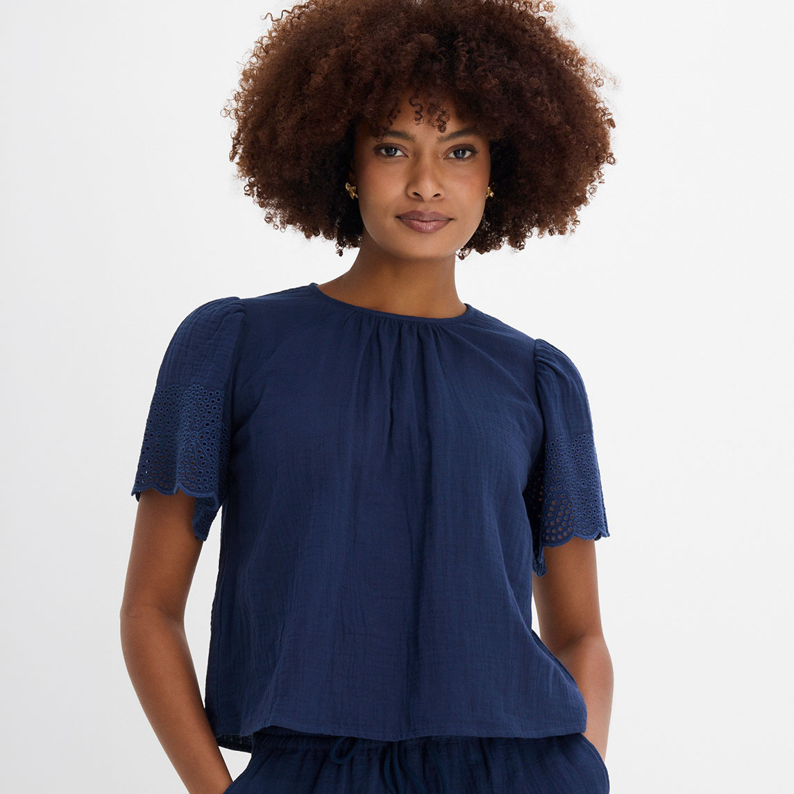 Elegante dunkelblaue Bluse mit kurzen Ärmeln und klassischem Rundhalsausschnitt für stilvolle Looks.