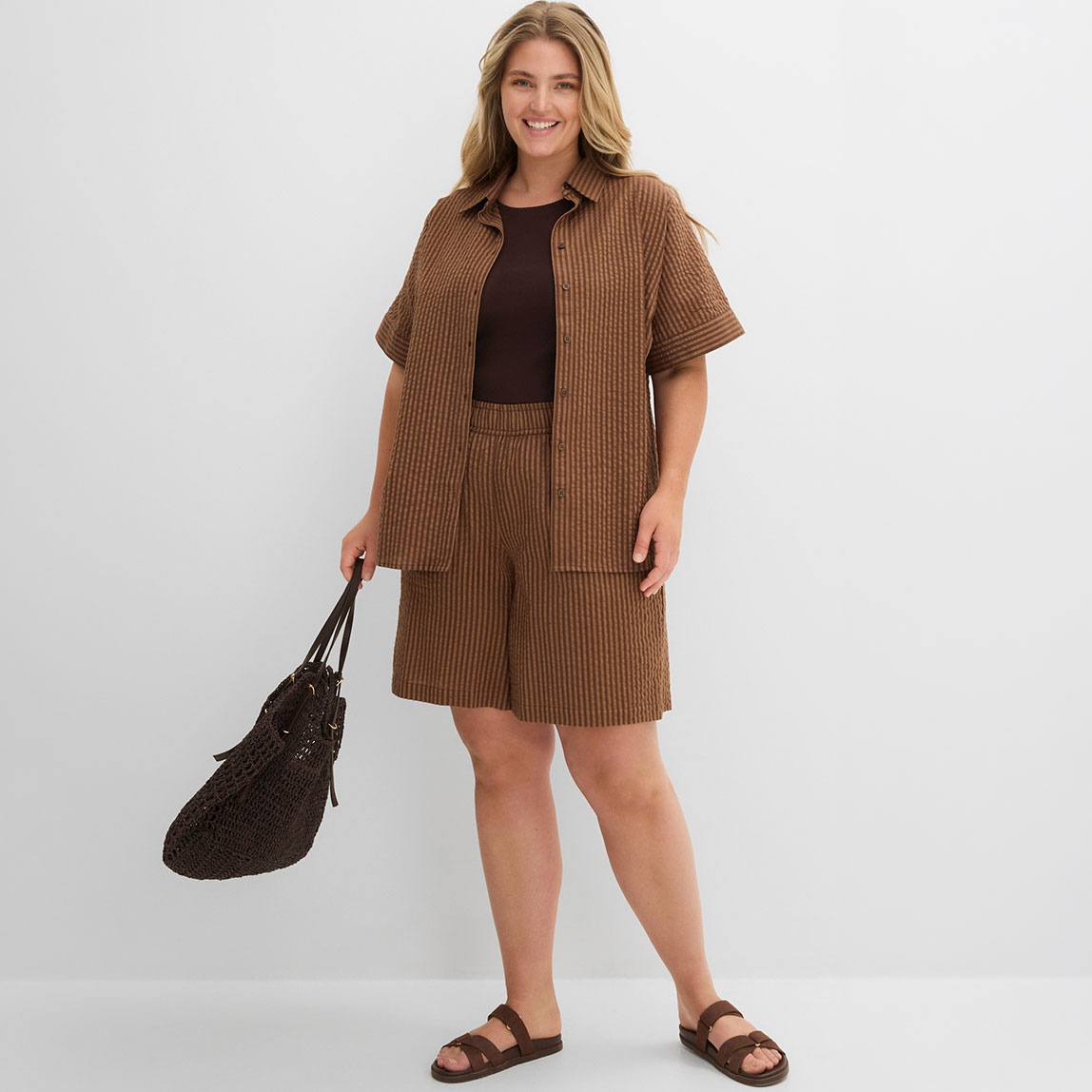 Ein braunes, strukturiertes Set aus Hemd und Shorts.