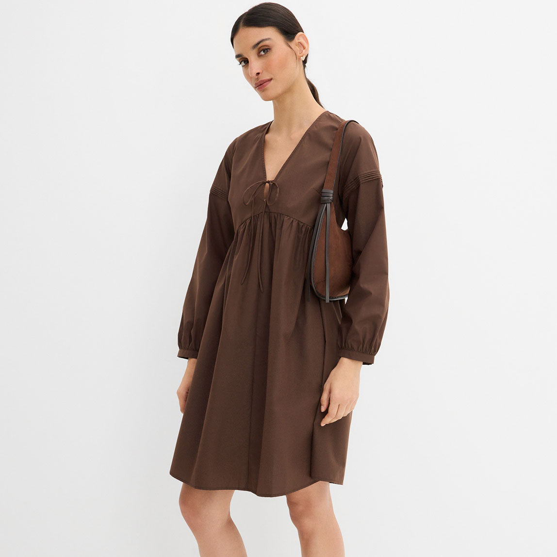 Braunes Kleid mit V-Ausschnitt und weiten Ärmeln für einen eleganten, lässigen Look.