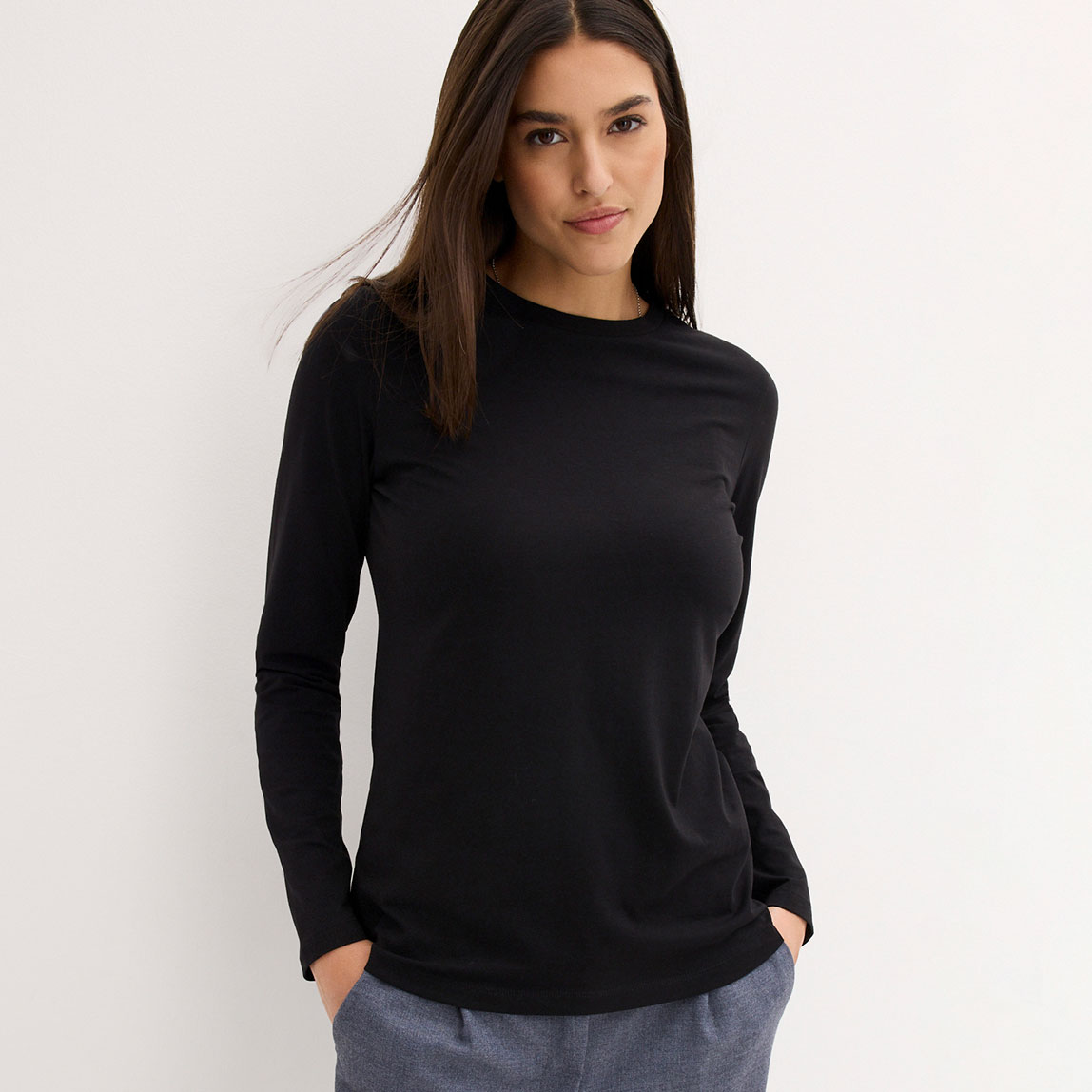 Schlichtes schwarzes Langarmshirt.