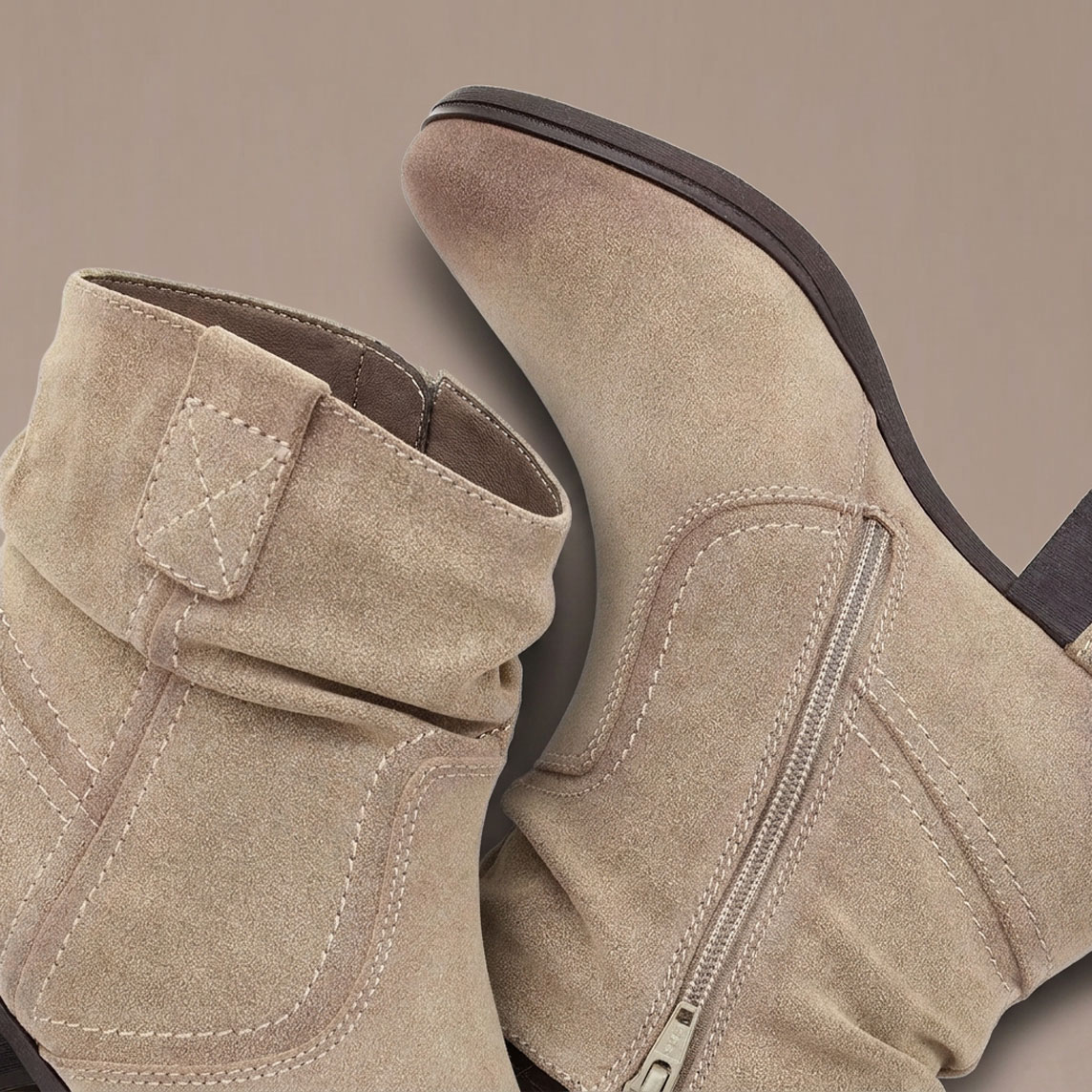 Stilvolle beige Wildleder-Stiefeletten mit Reißverschluss, perfekt für den Herbst.