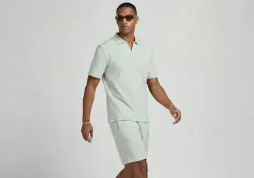 Frisches Mintgrün: Lässiges Polohemd und Shorts für einen entspannten Auftritt.