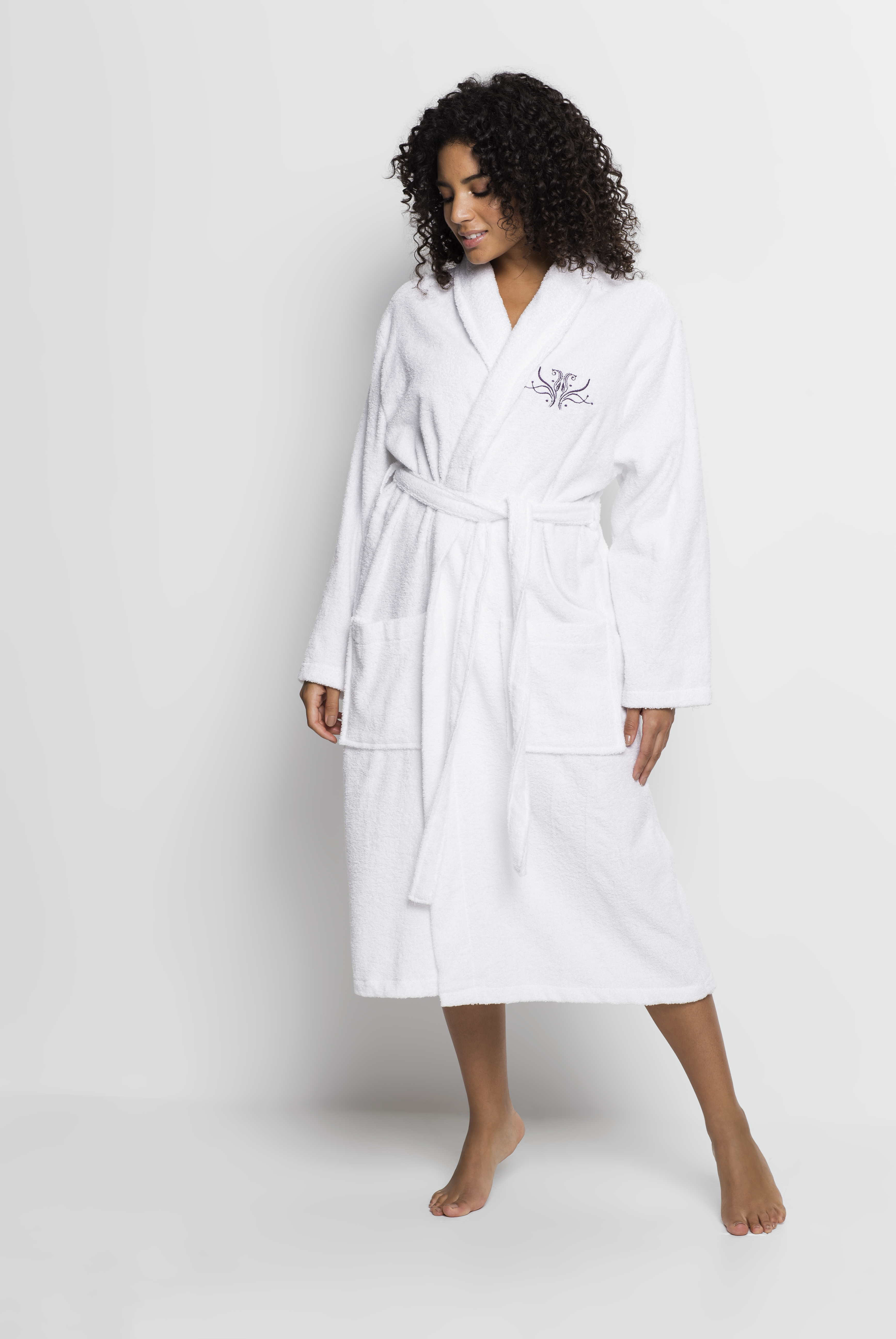 Flauschiger weißer Bademantel mit langen Ärmeln und Gürtel