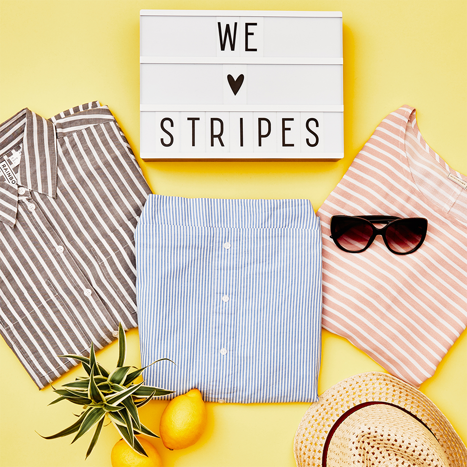 Gestreifte Sommermode: Ein luftiges Hemd, ein schicker Rock und ein sonniger Strohhut.