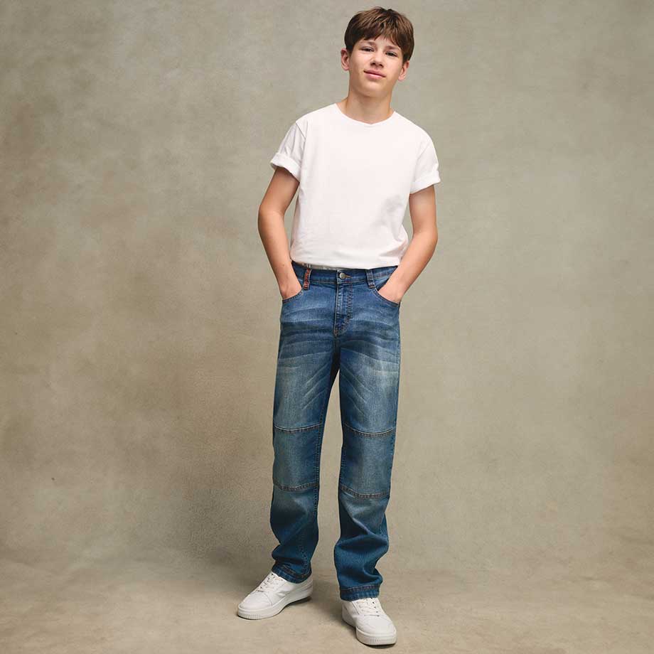Lässiger Look: Weißes T-Shirt und blaue Jeans, kombiniert mit weißen Sneakers.