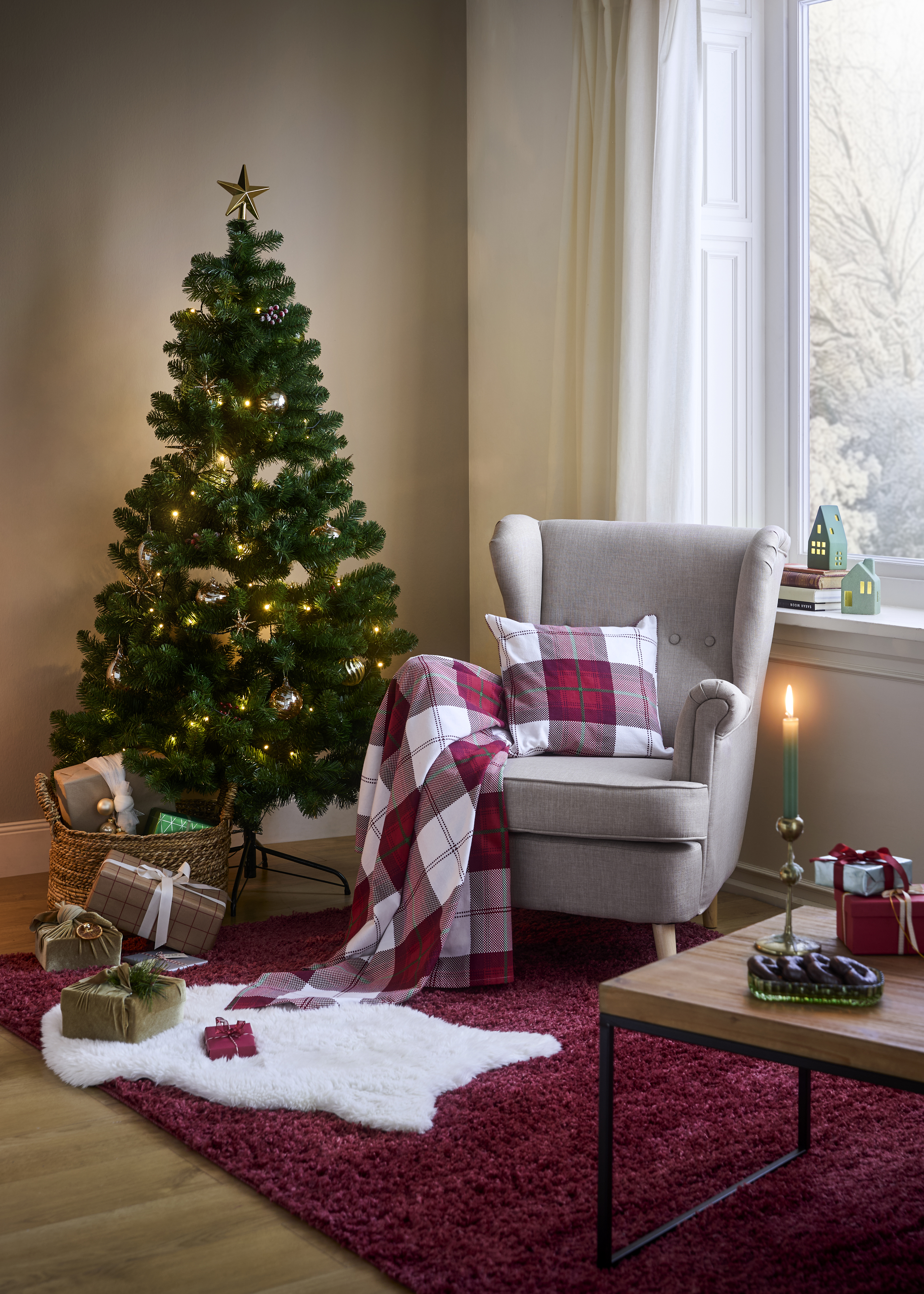 Tannenbaum und Sessel im Wohnzimmer.